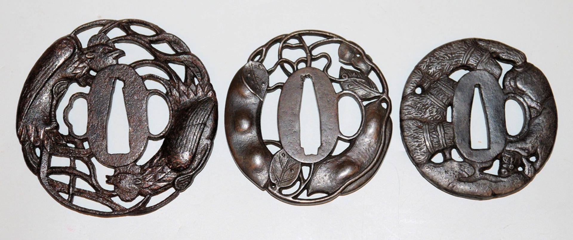 Drei eiserne Tsuba, japanische Schwertstichblätter, 18./19. Jh. - Bild 2 aus 2