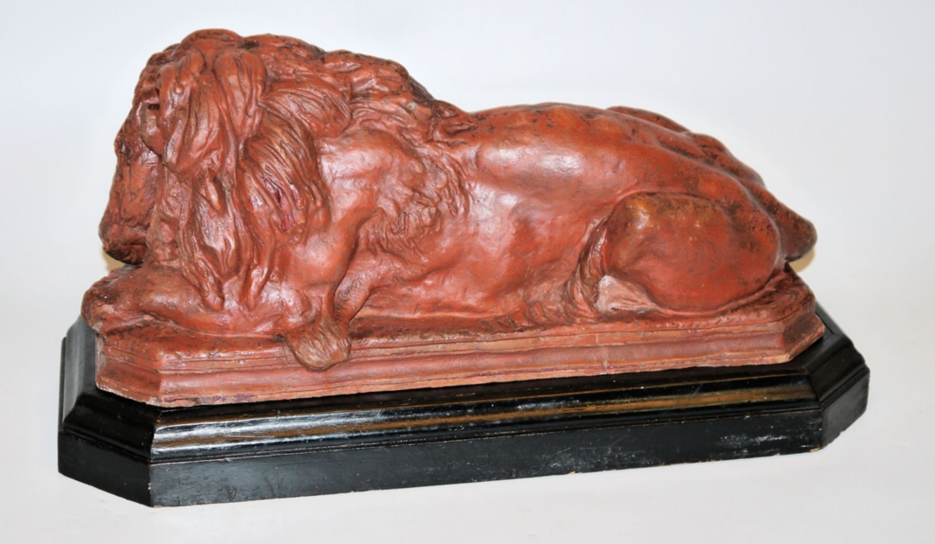 Felix Bouré, Ruhender Löwe, Terrakottaplastik, 19. Jh. - Bild 2 aus 2