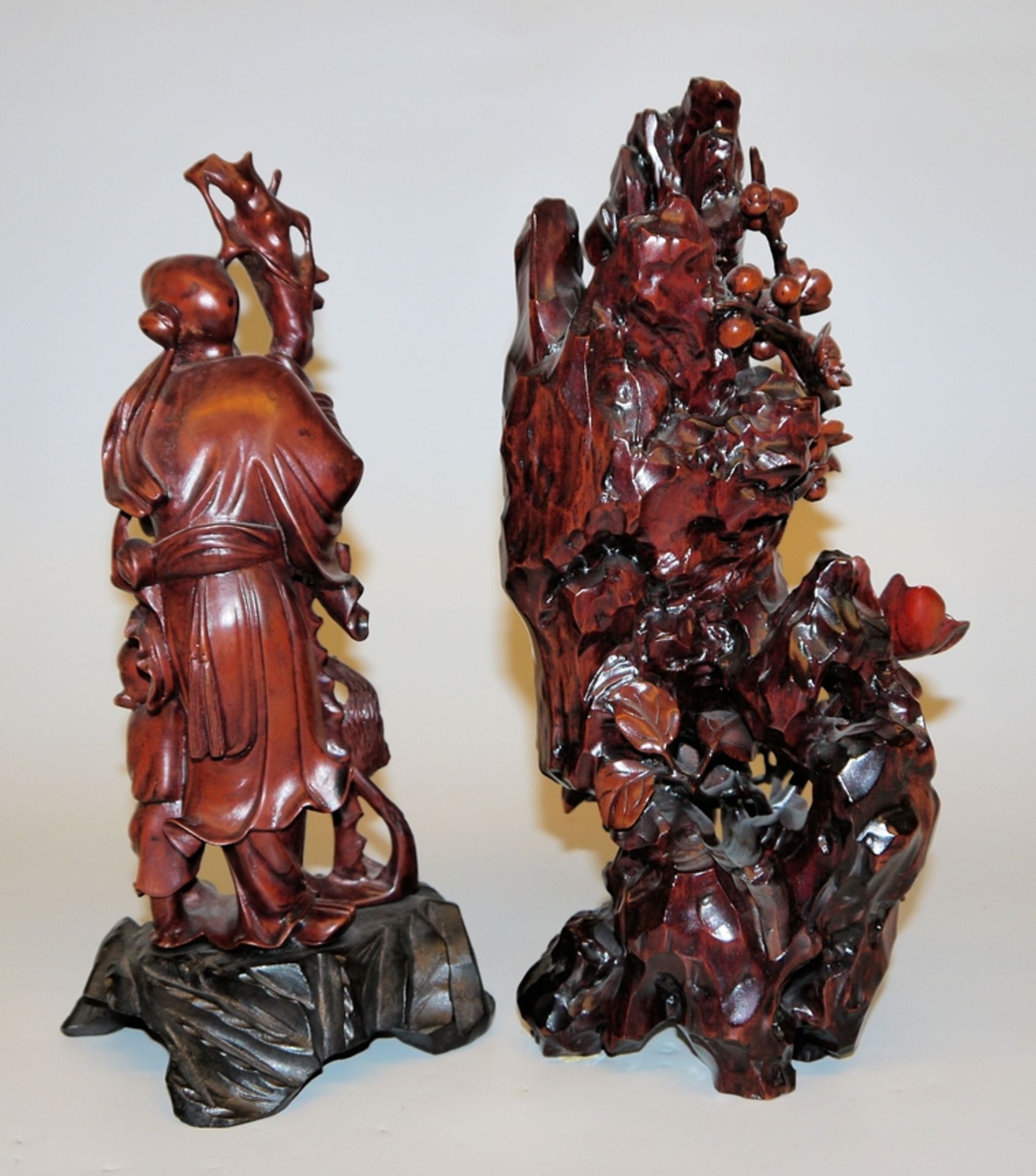 Pflaumenblüte an Gelehrtenstein und der Unsterbliche Shoulao, zwei chinesische Holzschnitzarbeiten, - Bild 2 aus 2