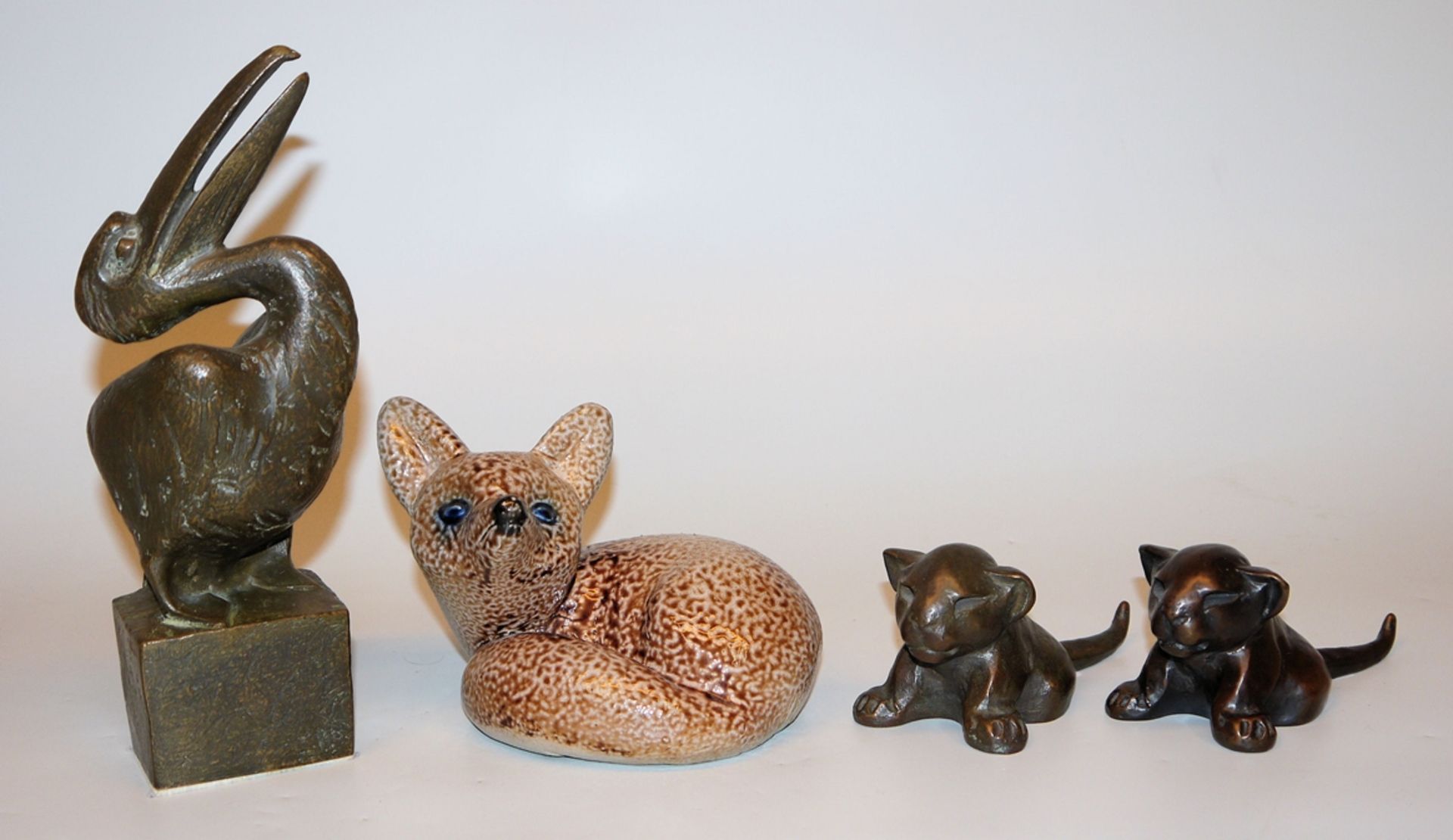 Bronze-Pelikan von Siegfried Zimmermann, zwei Löwenbabys von Arthur Klingler und Steinzeug-Fuchs vo