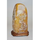 Ein Felsen mit floraler Gravur der "Vier edlen Herren", chinesische Schnitzerei aus Shoushan-Stein