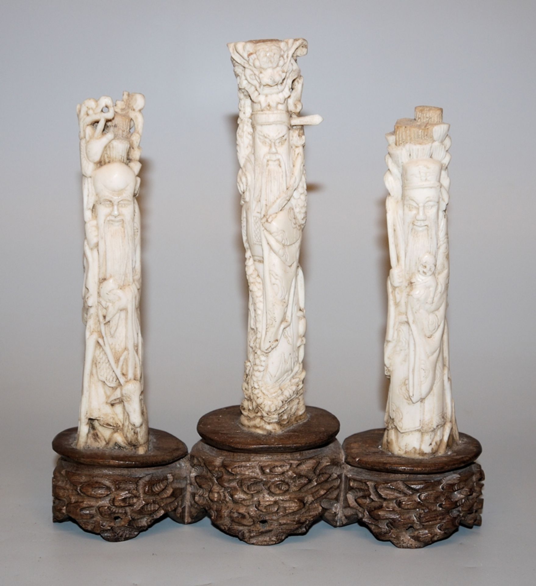 Ein chinesisches Essbesteck, die drei Glücksgötter und eine Schnitzlackdose - Bild 3 aus 3