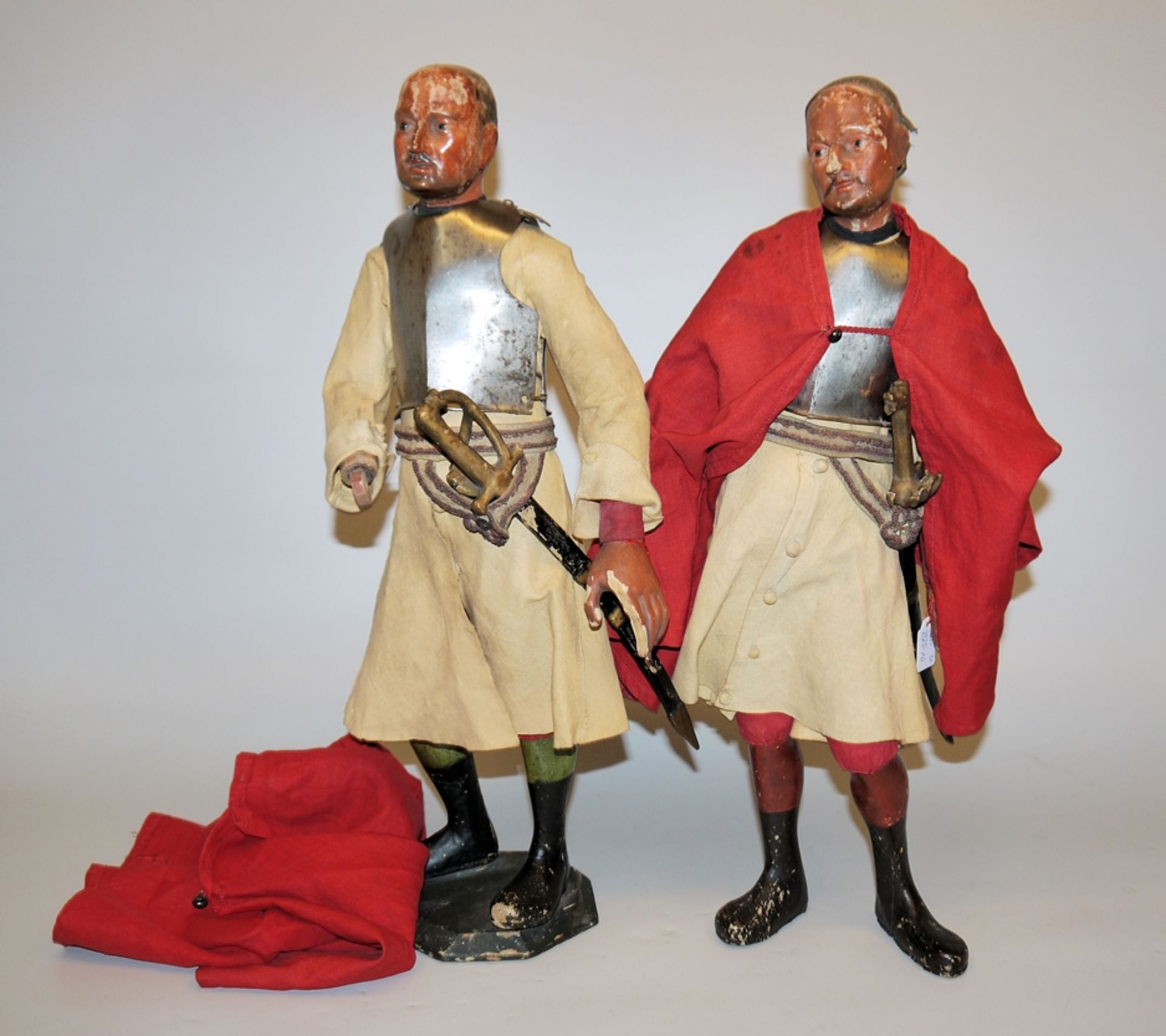 Zwei ältere militärische Holzfiguren