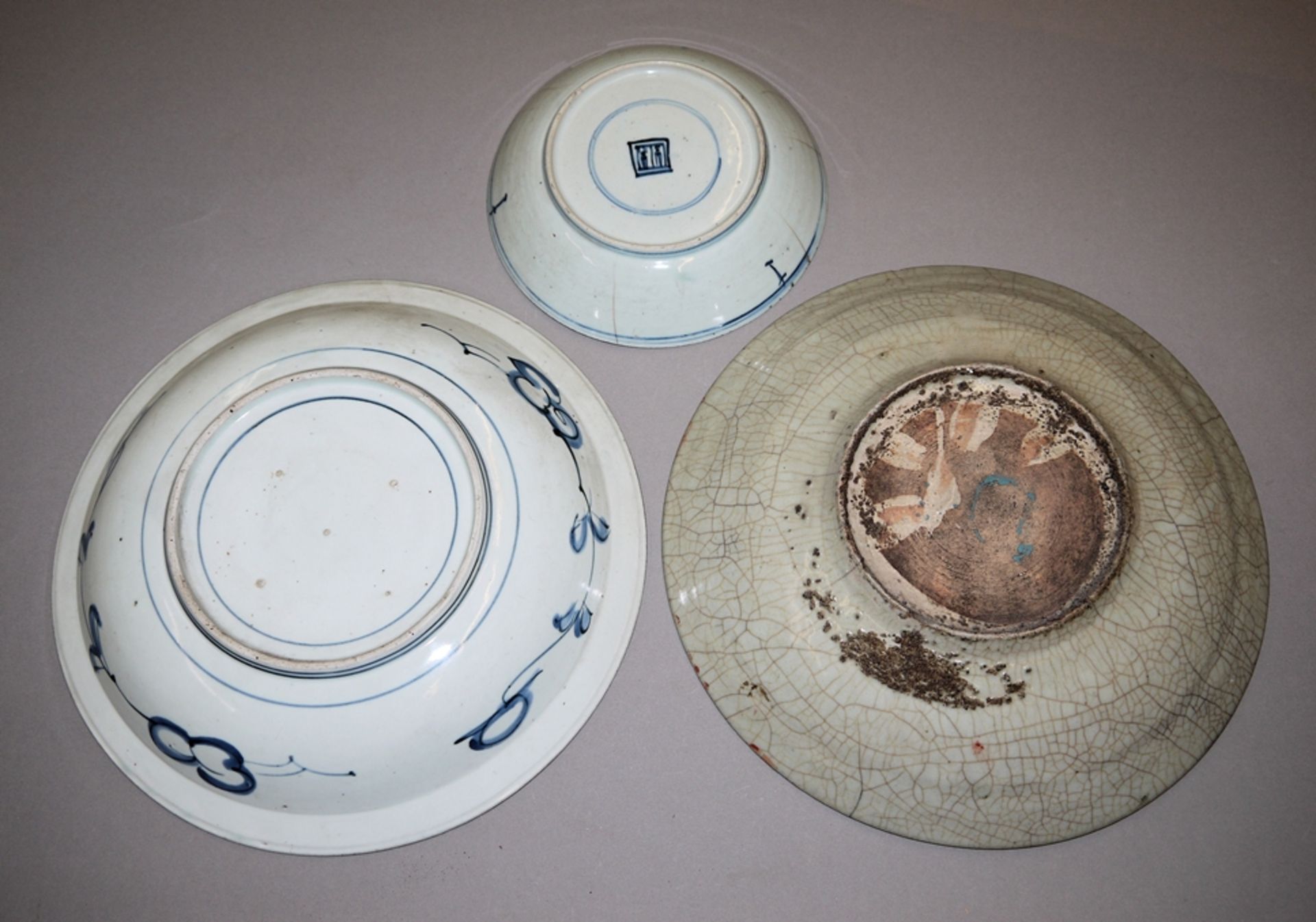 Drei Porzellanteller der chinesischen Ming- und Qing-Zeiten - Bild 2 aus 2