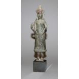 Stehende weibliche Gottheit, Bronzeplastik der Khmer, Kambodscha, Bayon-Stil, wohl 12./13. Jh.