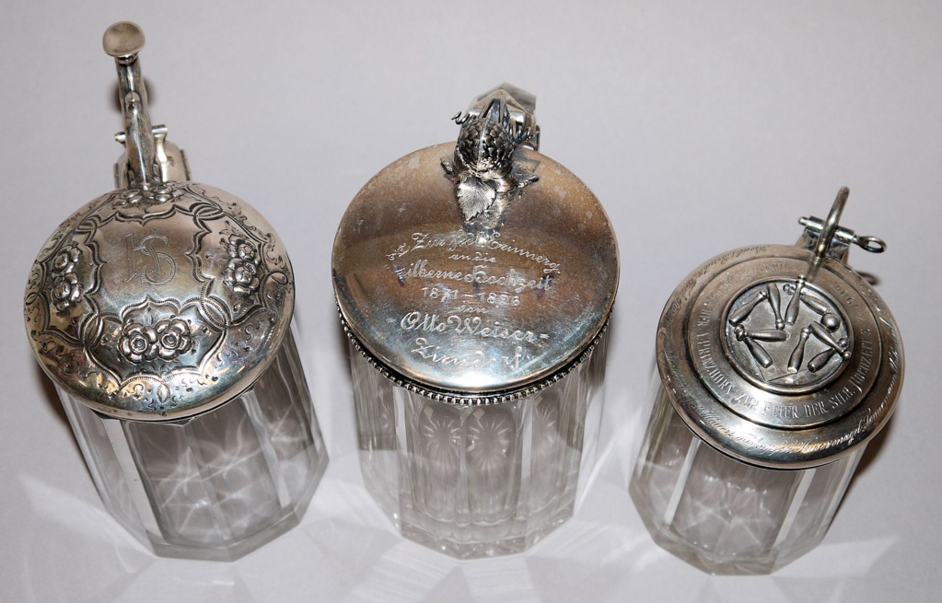 Drei Glaskrüge mit Silberdeckeln, 19. Jh. und 1905 - Bild 2 aus 2