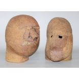 Monogrammist:in SD (?) von 1961, zwei abstrakte Terrakotta-Köpfe, einmal teilglasiert