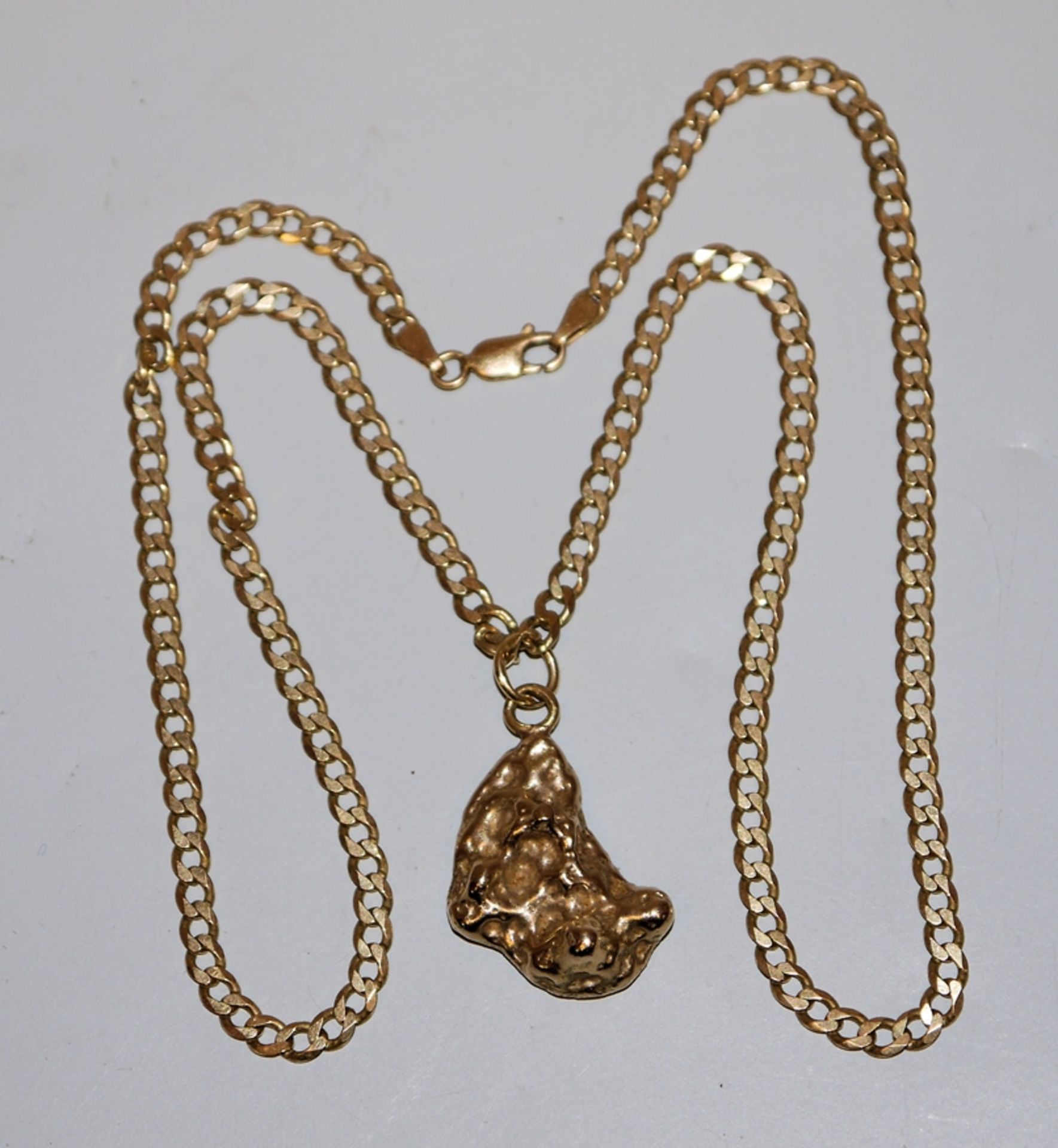 Anhänger an Kette, Gold