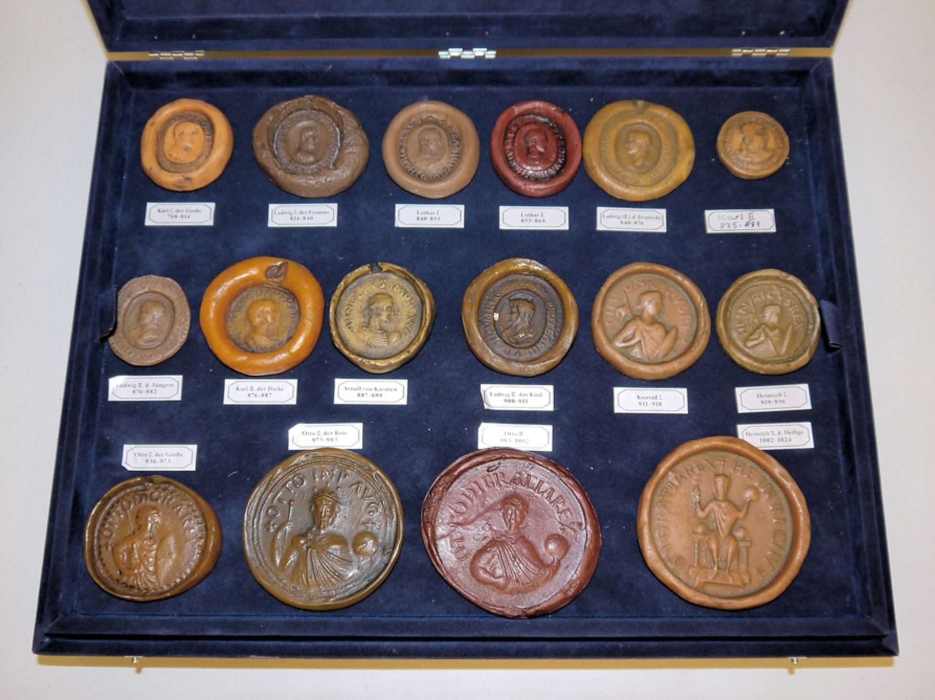 Gepflegte Sammlung "Siegel deutscher Kaiser und Könige" in vier Schatullen