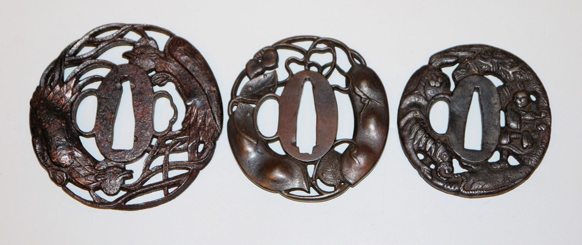 Drei eiserne Tsuba, japanische Schwertstichblätter, 18./19. Jh.