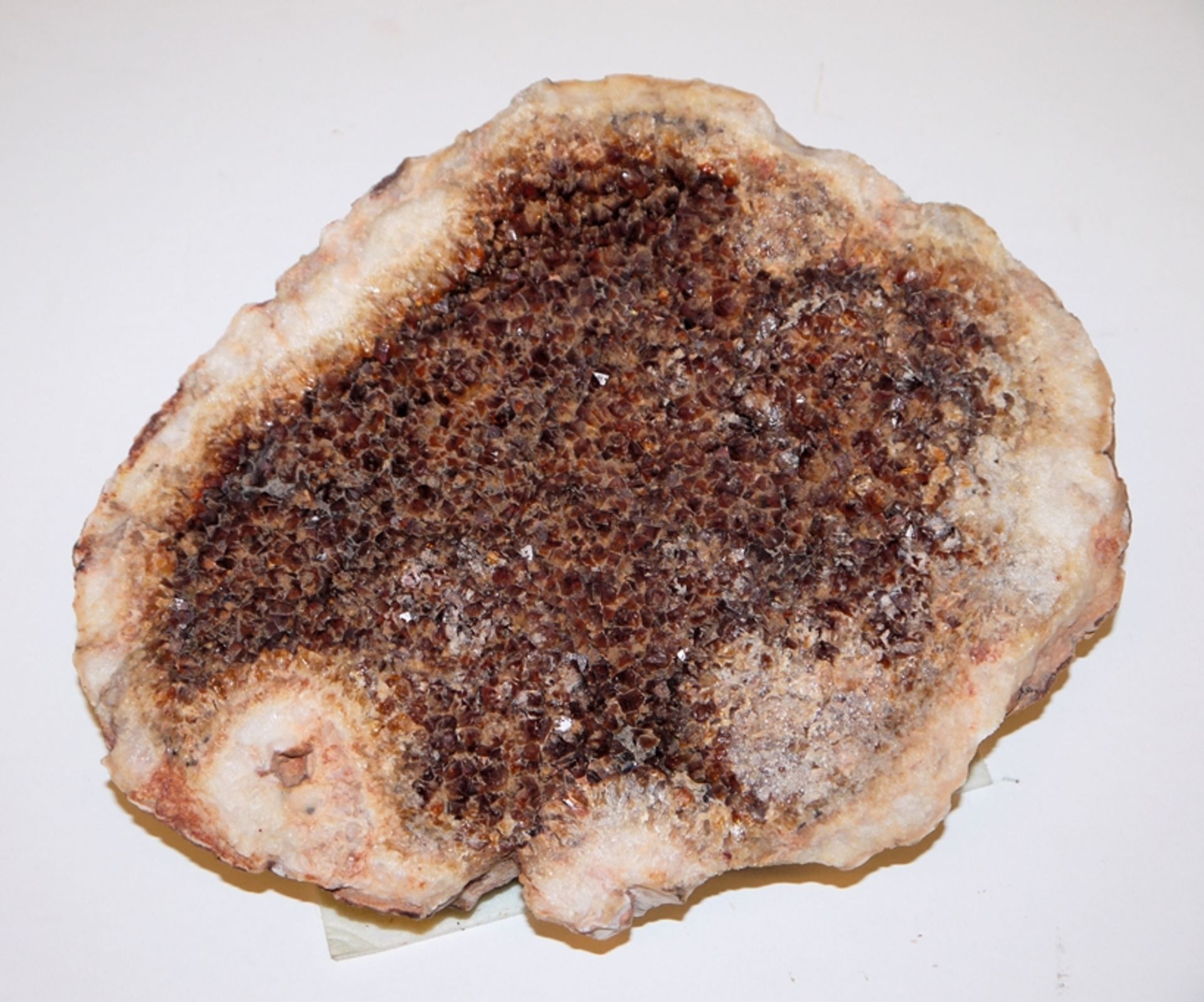 Große Kristalldruse mit Citrin