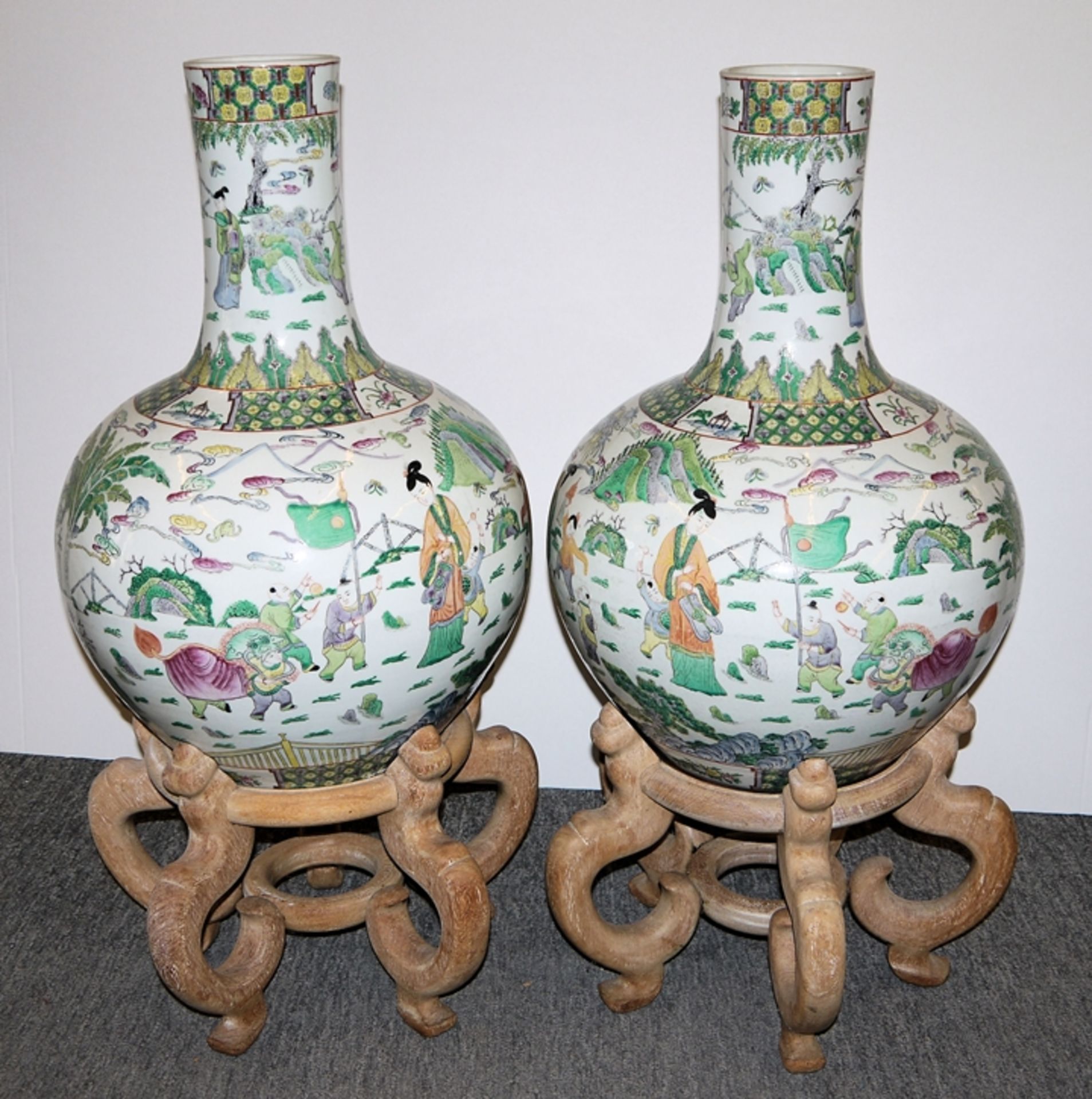Paar Tianqiuping, repräsentative Porzellan-Bodenvasen, wohl Republik-Zeit, China 20. Jh. - Bild 3 aus 4