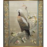 Japanische Seidenstickerei eines Falken auf Ast