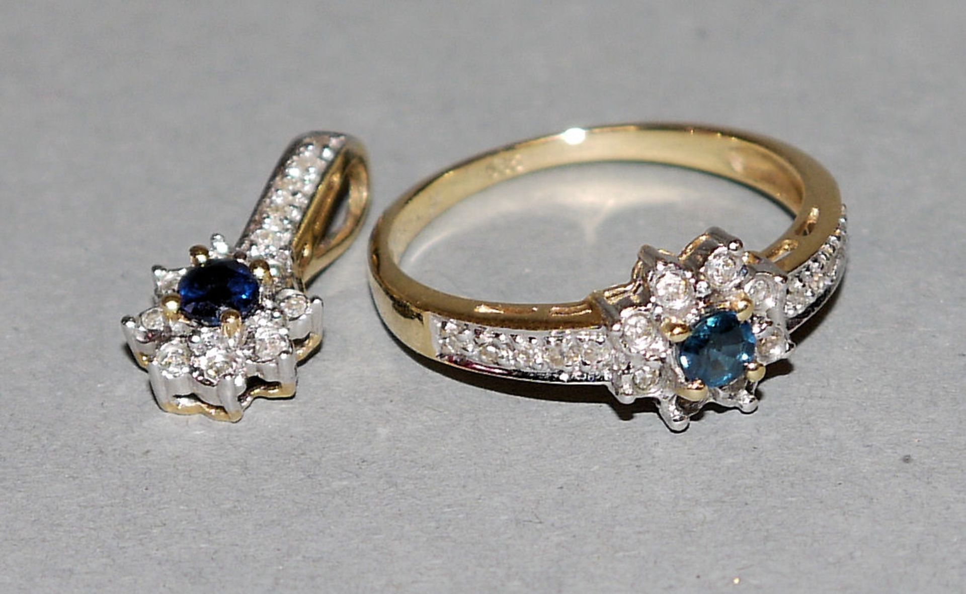Schmuck-Set: Ring und Anhänger mit Saphiren und Brillanten, Gold