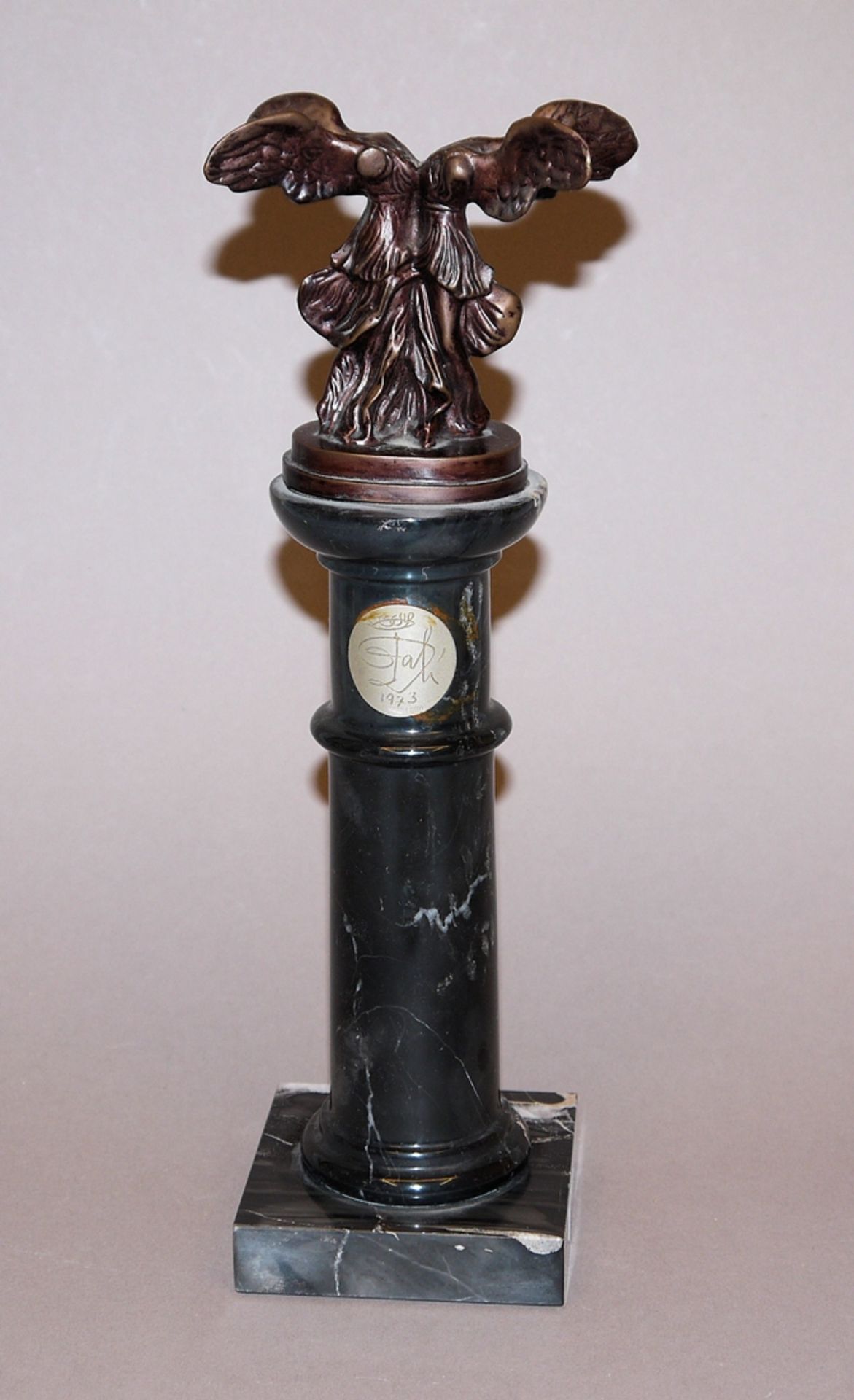 Salvador Dalí, Bronzeplastik Doppel-Nike von Samothrake (Double Victoire de Samothace) von 1977, na
