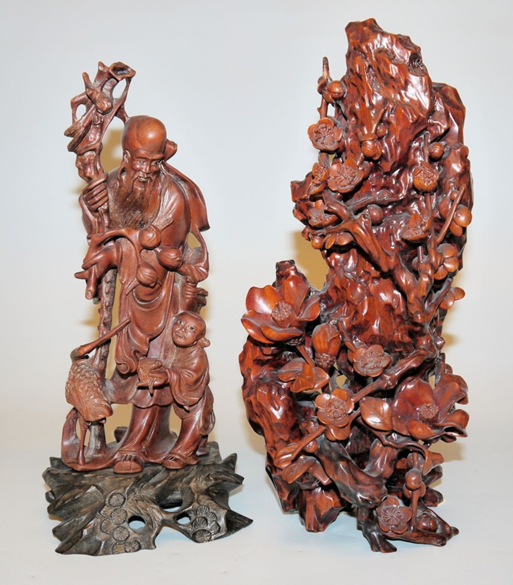 Pflaumenblüte an Gelehrtenstein und der Unsterbliche Shoulao, zwei chinesische Holzschnitzarbeiten,