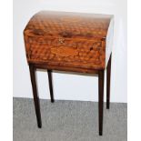 Schatulle des 18. Jhs. mit Würfelmarketerie, auf modernem Fußsockel