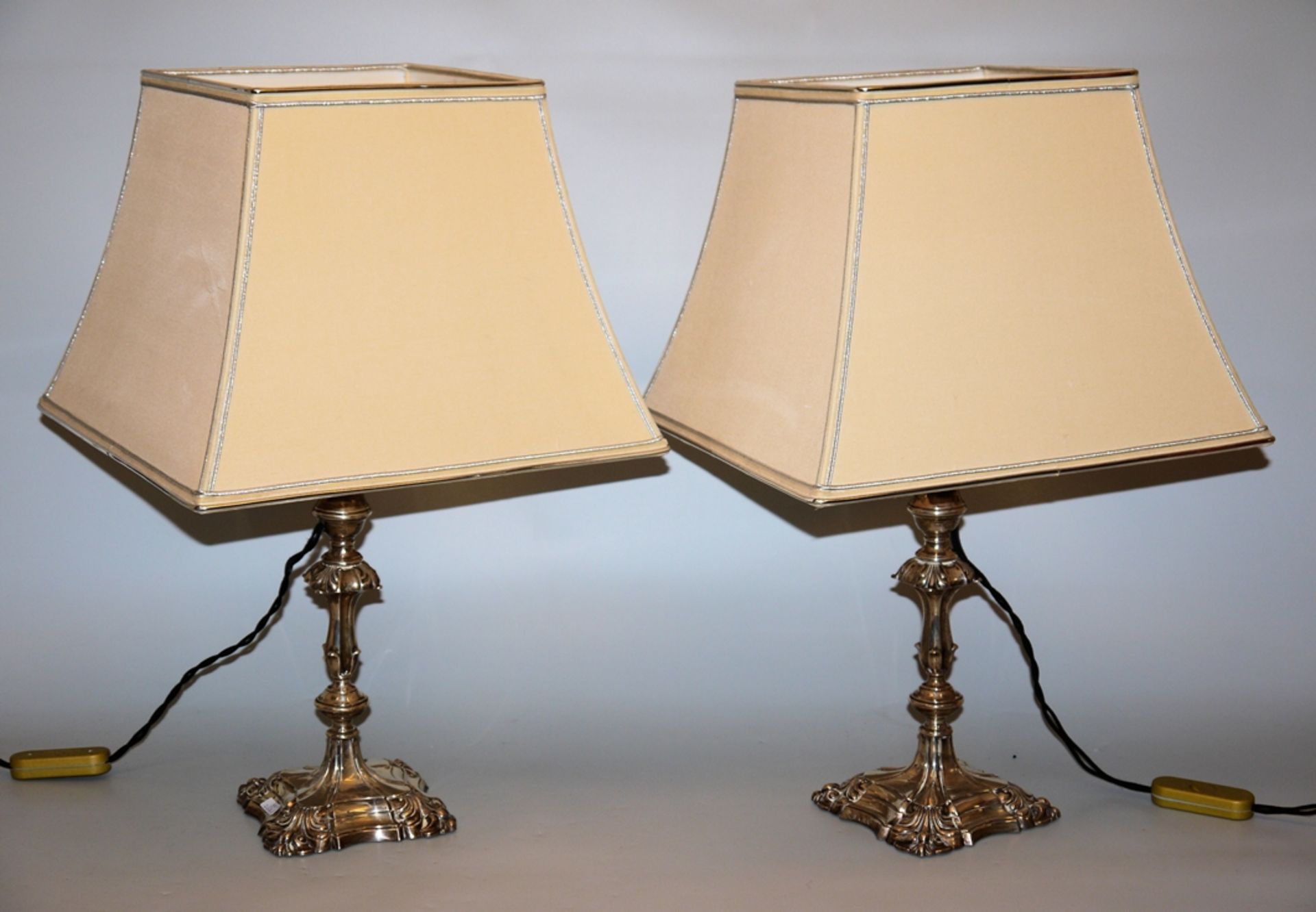 Paar Tischlampen mit Silber-Leuchter-Füßen, William Gibson & John Lawrence Langman, London 1925