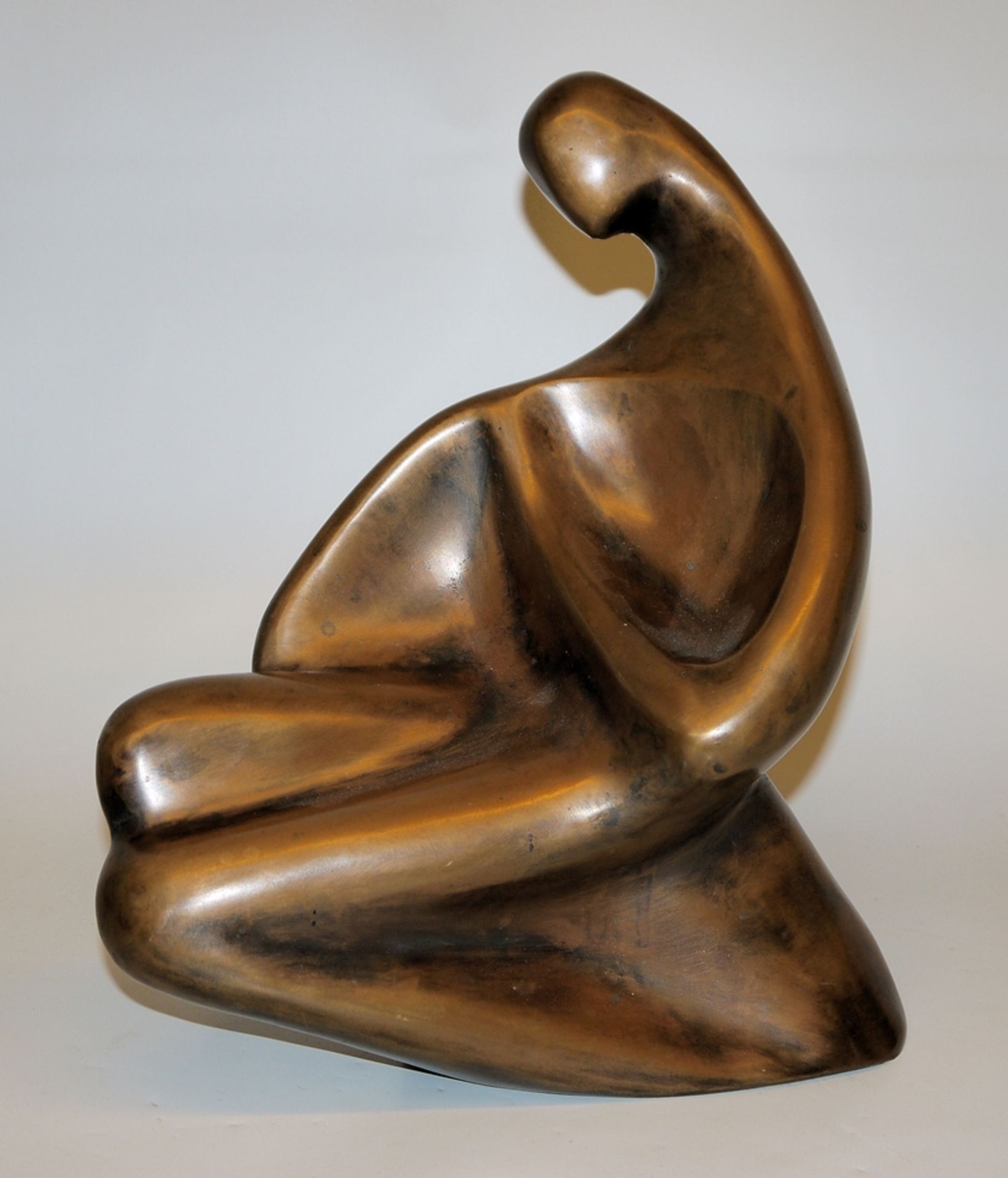 Bildhauer XX. Jh., unsigniert, in der Art von Henry Moore, weiblicher Akt, große Bronzeplastik um 1