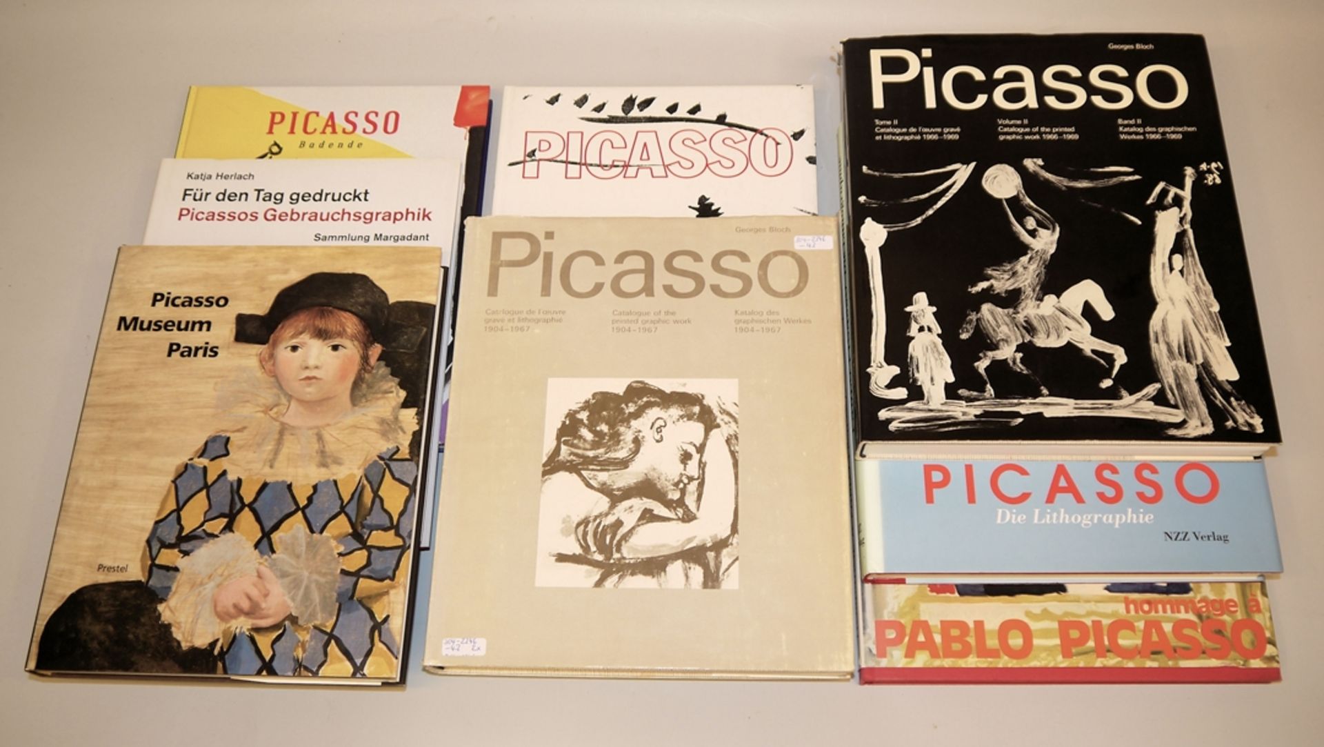 Pablo Picasso, Sammlung von 8 Fachbüchern (Bloch u.a.) & 5 Picasso- Plakate mit unterschiedlichen M