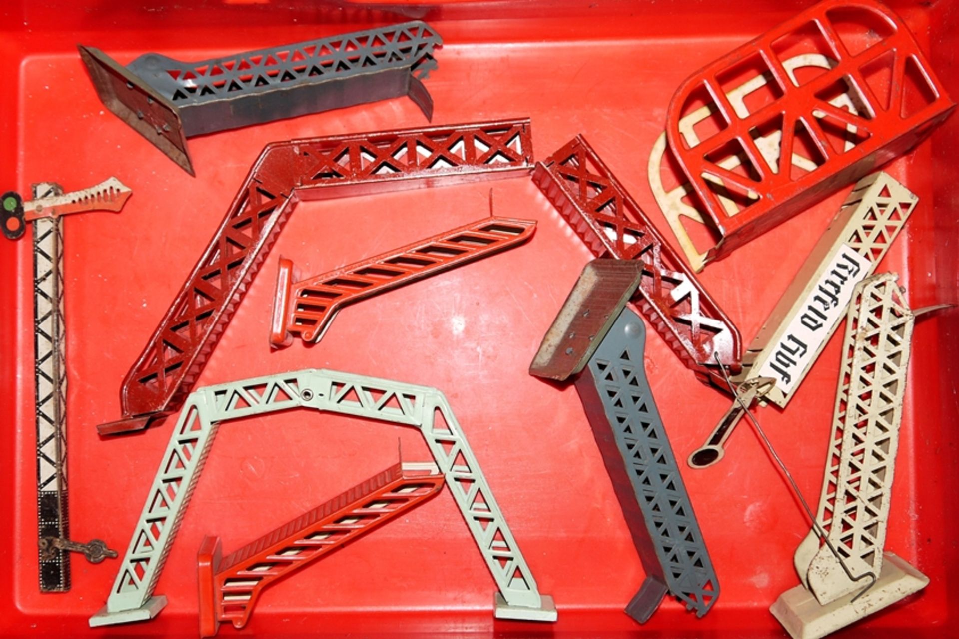 Umfangreiche Sammlung Spur 0 Eisenbahnzubehör, u.a. Bahnhöfe, Signale, 30 Teile verschiedene Herste - Bild 4 aus 4