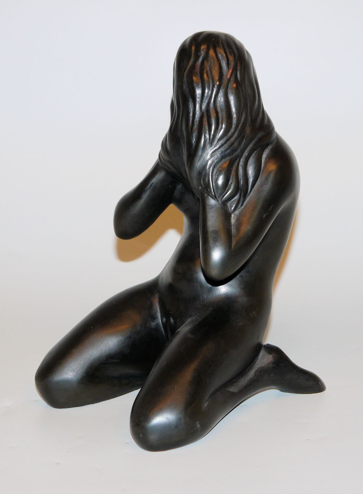 Joseph Erhardy, Bronzeplastik "La Pleureuse"