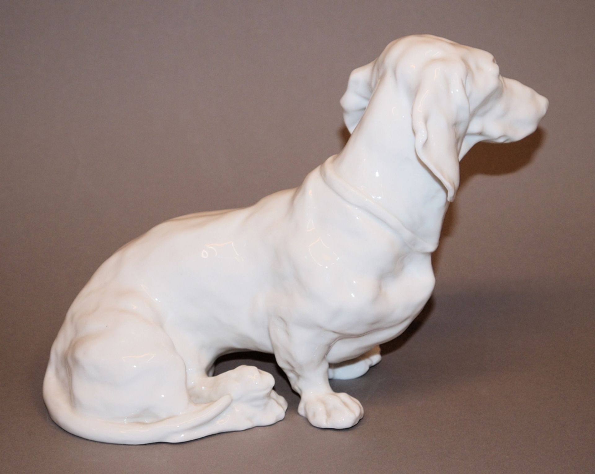 Der preisgekrönte Dackel "Laborill von der Bergsteig", Porzellanplastik der Kgl. Porzellanmanufaktu - Bild 2 aus 2