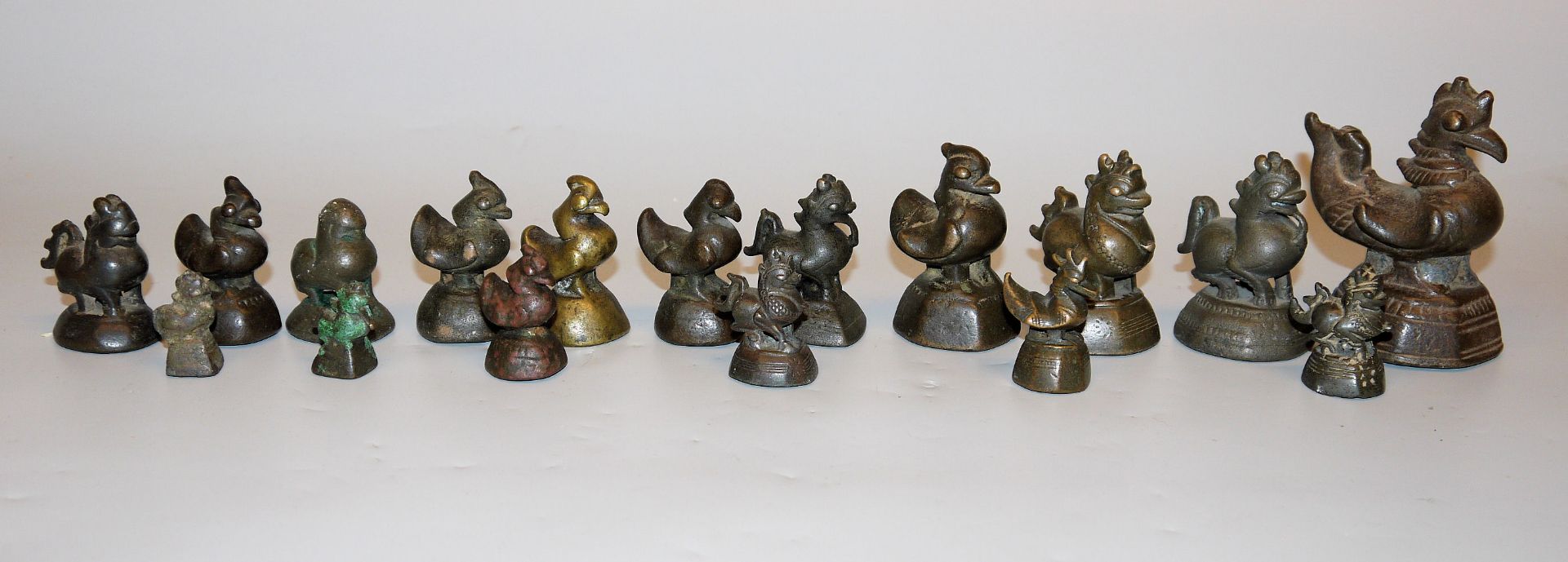 Eine Sammlung aus 19 burmesischen "Opiumgewichten" des 18.-19. Jhs.