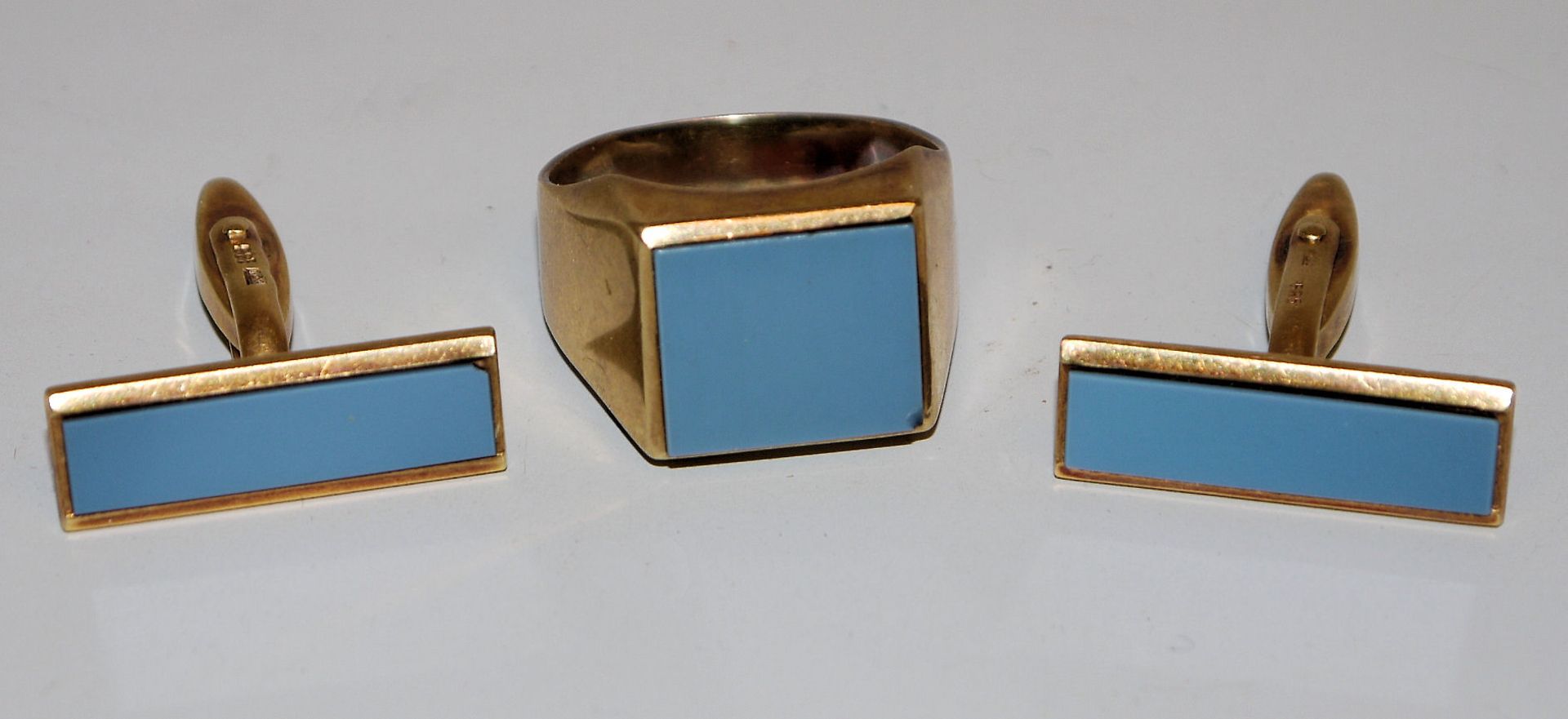 Herrenring mit dazu passenden Manschettenknöpfen, Gold