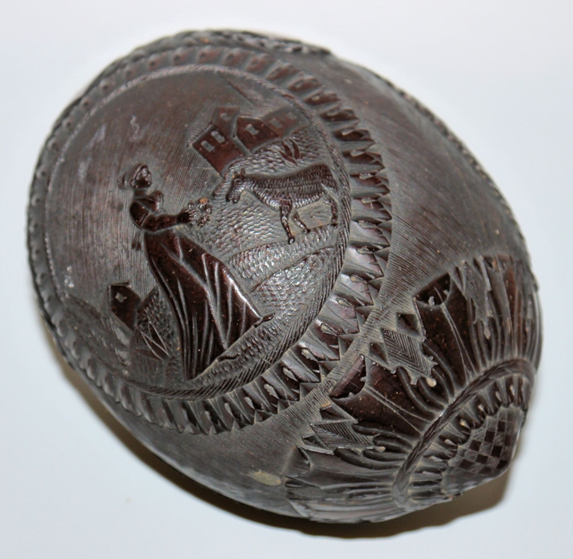 "Bugbear"-Pulverflasche aus Kokosnuss, napoleonisch um 1800 - Bild 2 aus 2