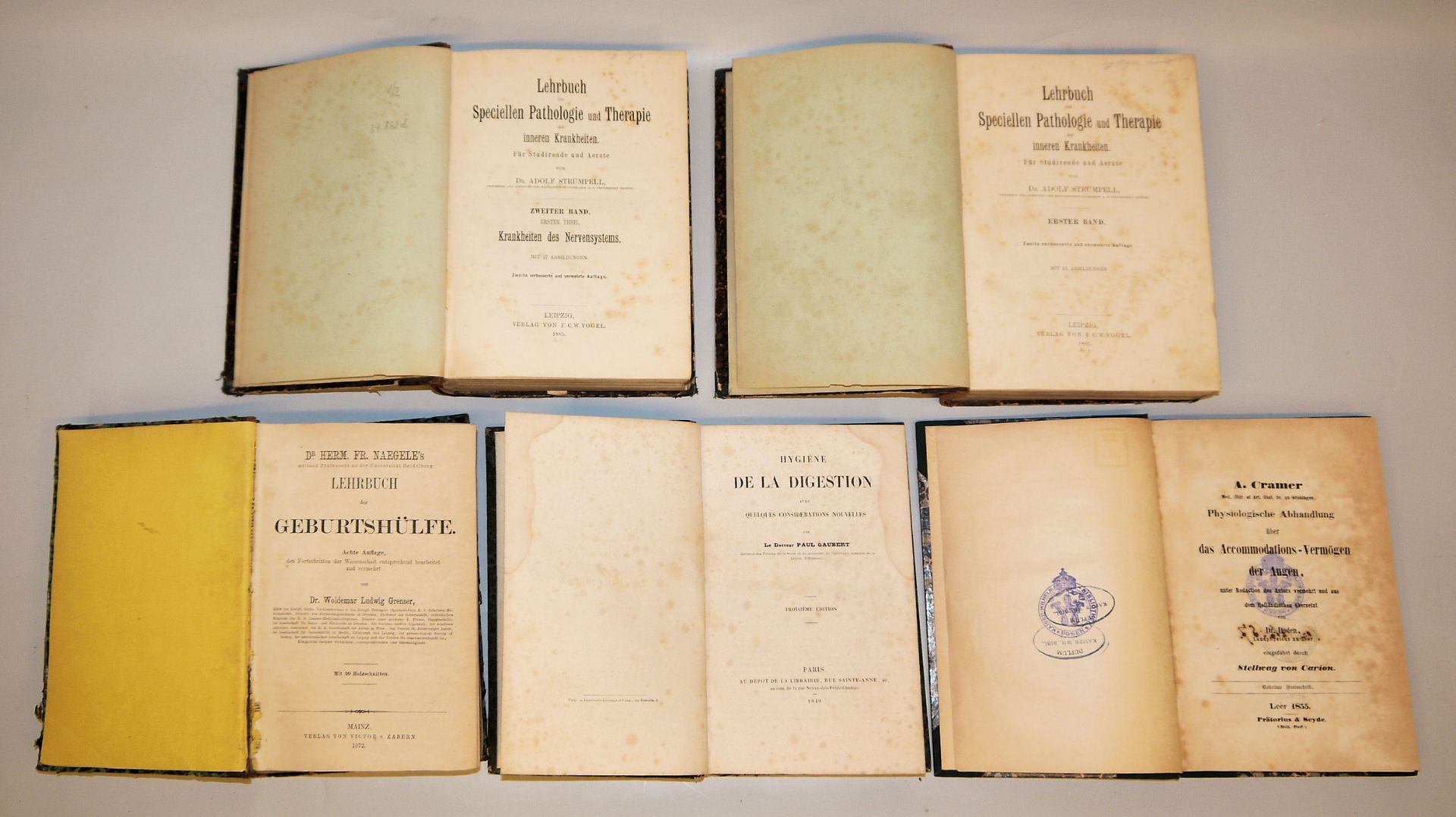 5 antiquarische medizinische Bücher über innere Medizin, Augen und Geburtshilfe, 1849-1872