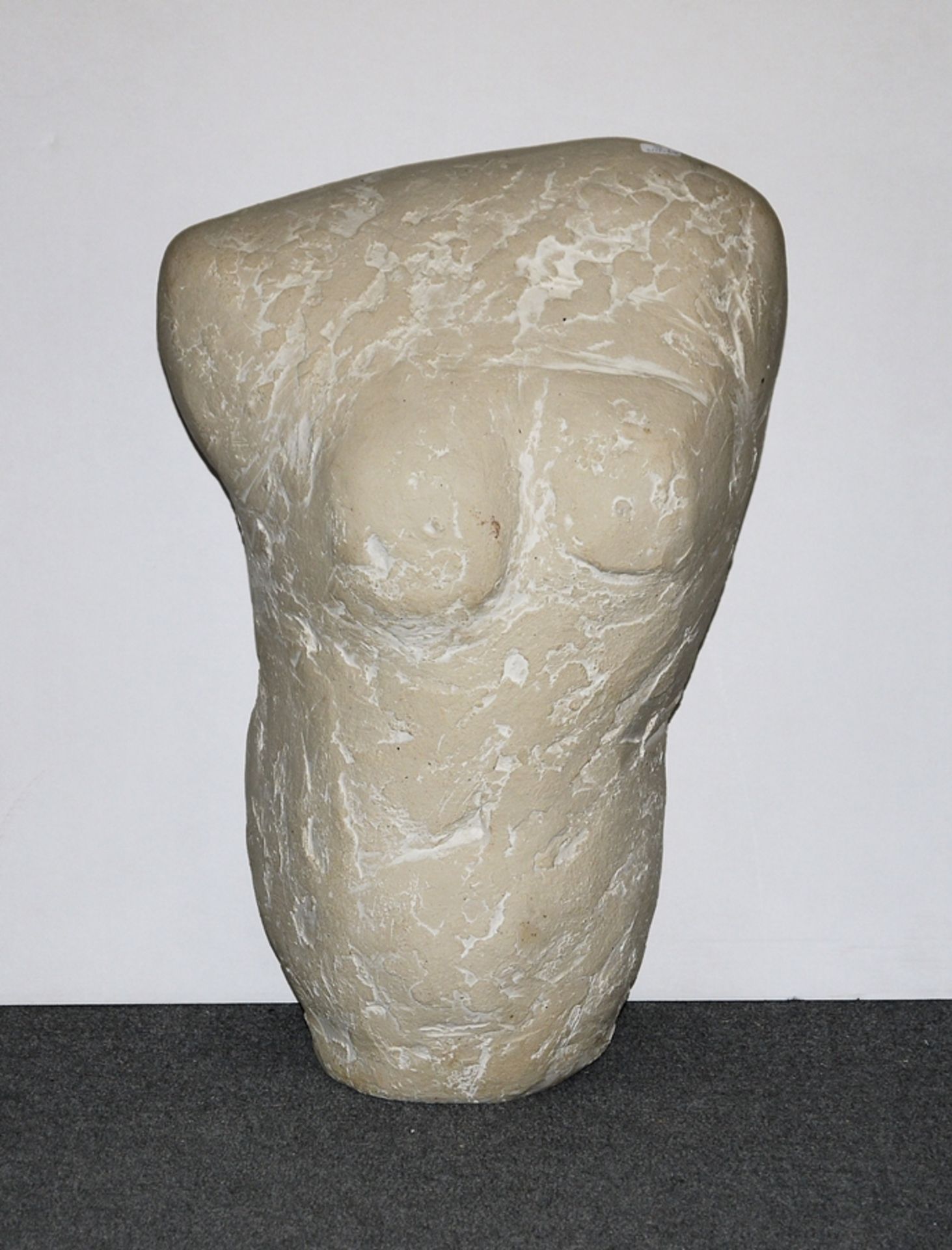 Monogrammist:in D / N (Dreieck / N), Großer weiblicher Torso, Plastik von 2001 aus creme/ weiß glas