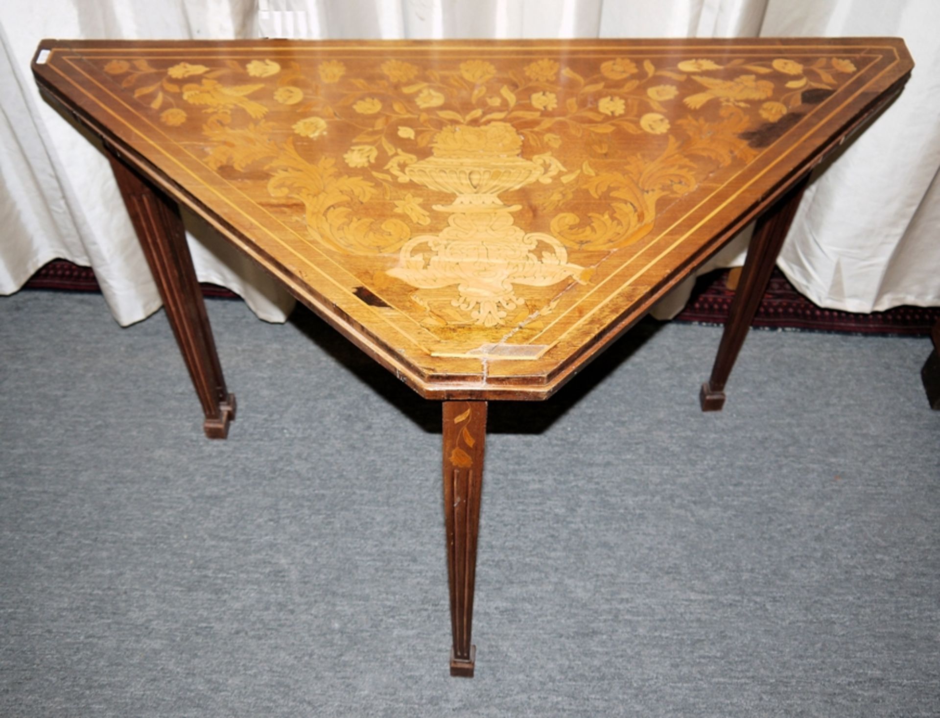 Niederländischer Ecktisch und drei Barock-Stühle mit Marketerie und Intarsien, 18./19. Jh.