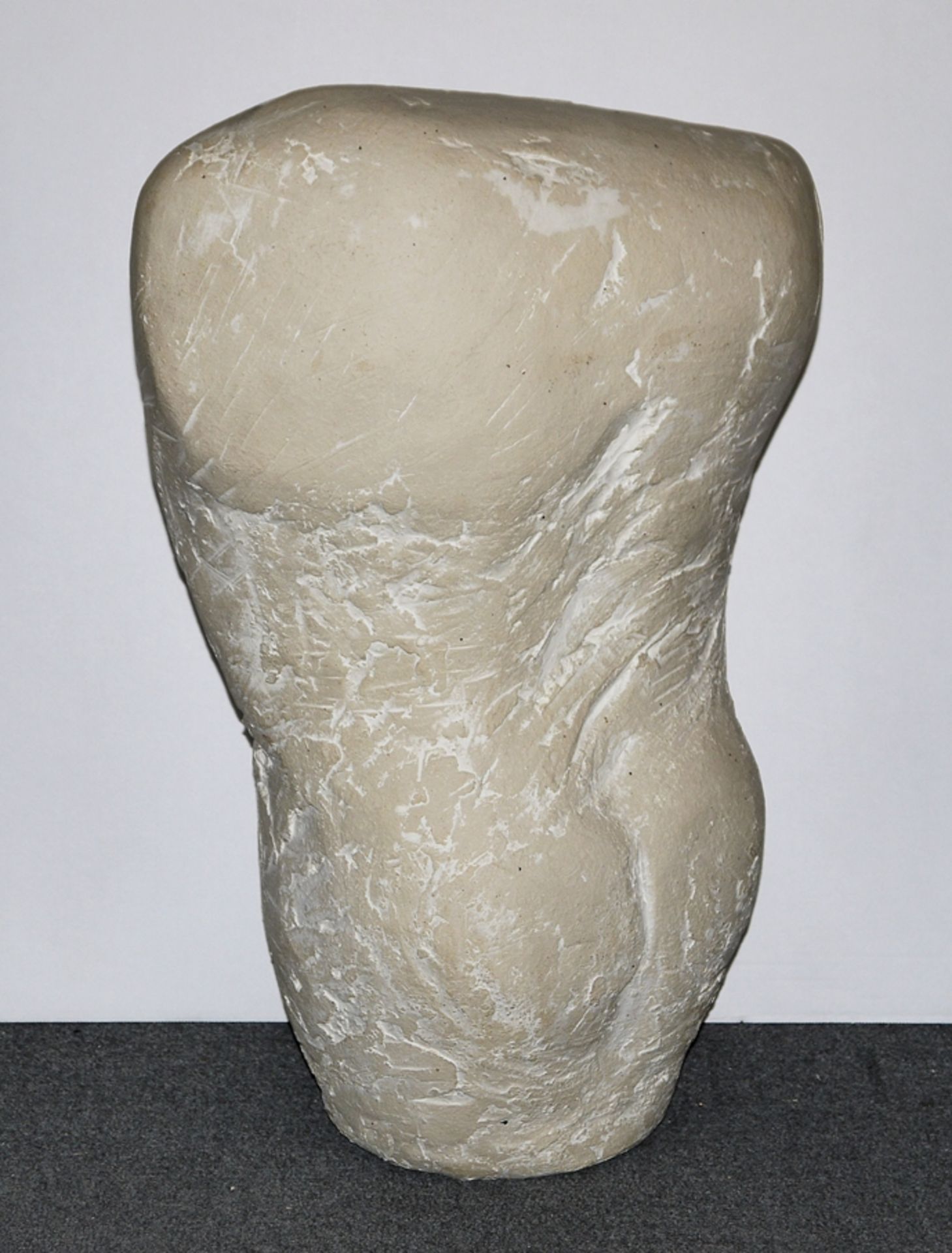 Monogrammist:in D / N (Dreieck / N), Großer weiblicher Torso, Plastik von 2001 aus creme/ weiß glas - Bild 2 aus 2