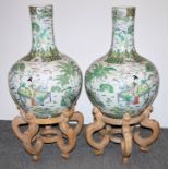 Paar Tianqiuping, repräsentative Porzellan-Bodenvasen, wohl Republik-Zeit, China 20. Jh.