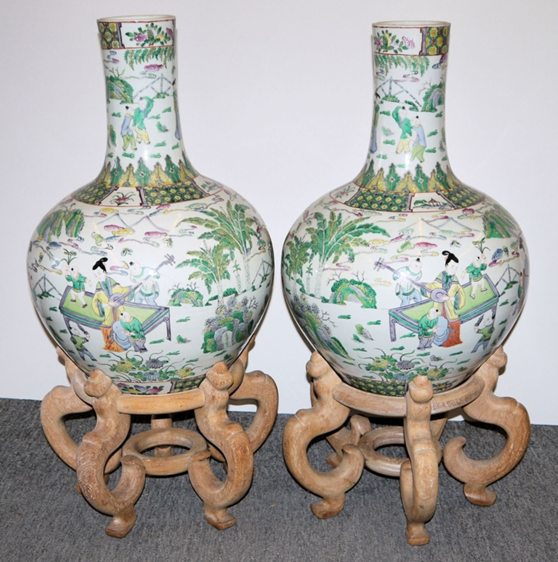 Paar Tianqiuping, repräsentative Porzellan-Bodenvasen, wohl Republik-Zeit, China 20. Jh.