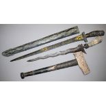 Ein malaiischer Kris und ein javanischer Pedang Lurus, Anfang 20. Jh.