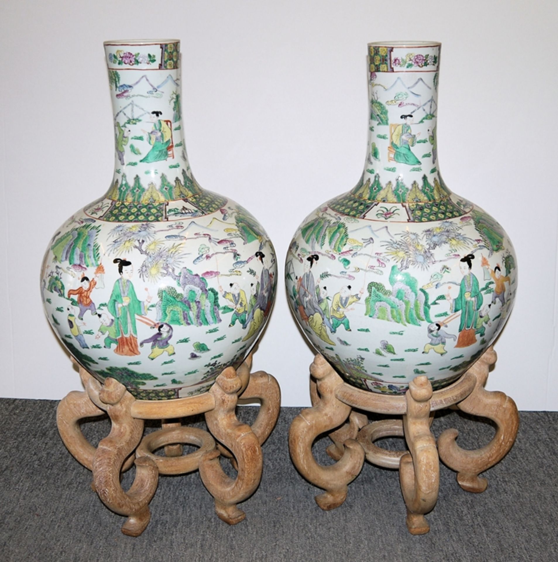 Paar Tianqiuping, repräsentative Porzellan-Bodenvasen, wohl Republik-Zeit, China 20. Jh. - Bild 2 aus 4
