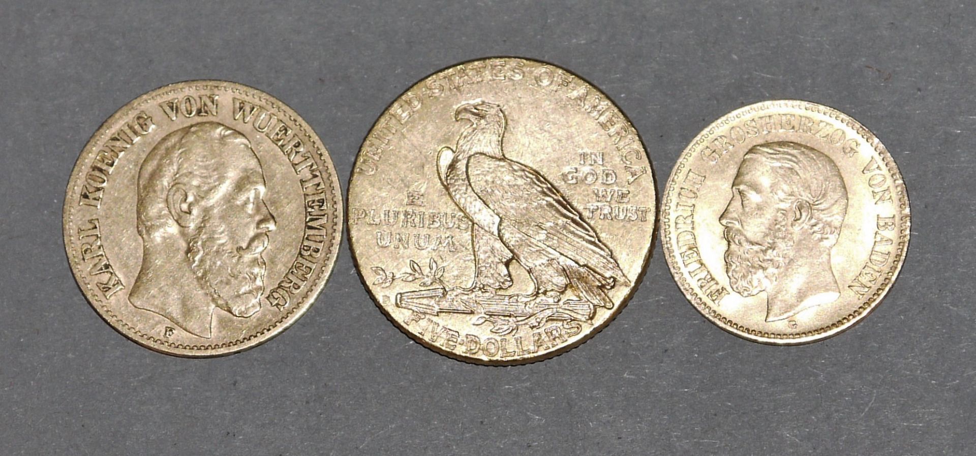 Drei Goldmünzen: 10 Mark Württemberg 1873, 5 Mark Baden 1877 und  5 $ 1909