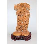 Kiefer, Weinreben und Eichhörnchen, chinesische Meister-Schnitzarbeit aus Dongyang, 20. Jh.