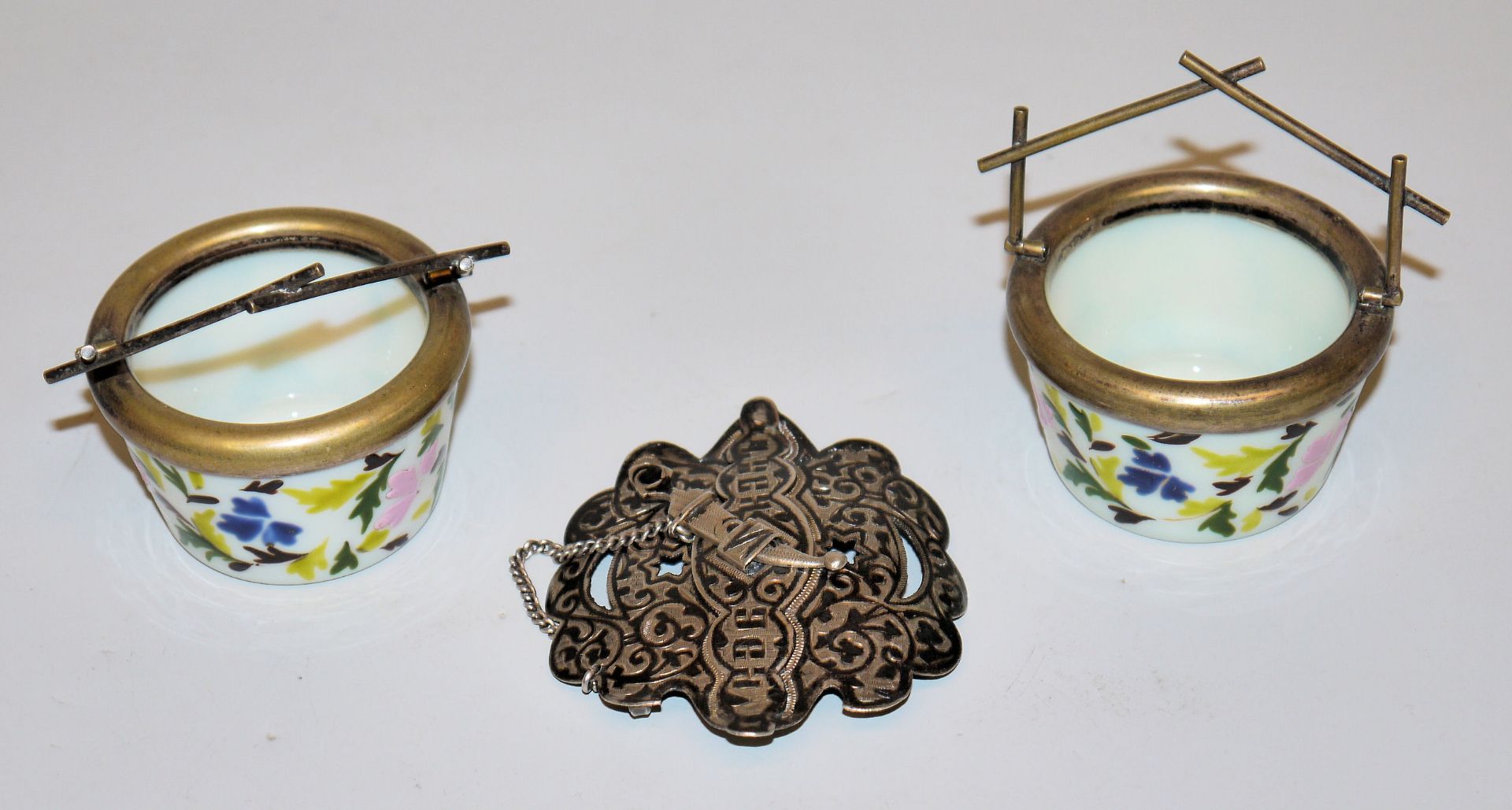 Gürtelschließe mit Niello, Silber, Kiew, 1908-17 & paar Gewürzschalen, Glas/versilbert, Alex Katsch