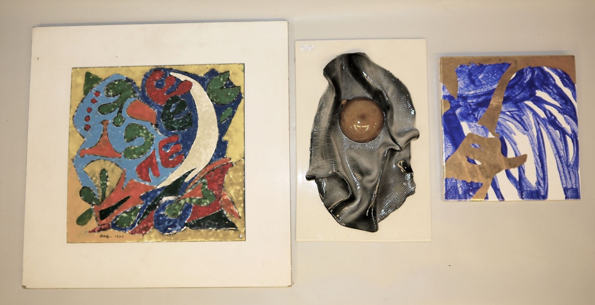 3 Wandplastiken: Wolfgang Glöckler, Keramische Wandplastik mit abstrakter Bemalung / Abstrakte Emai