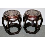 Zwei chinesische Edelholz-Hocker mit Perlmuttintarsien