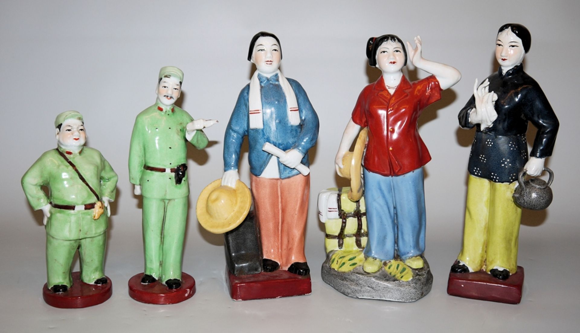 Fünf chinesische Porzellanfiguren, Charakterdarsteller*Innen der revolutionären Peking-Opern und Ta