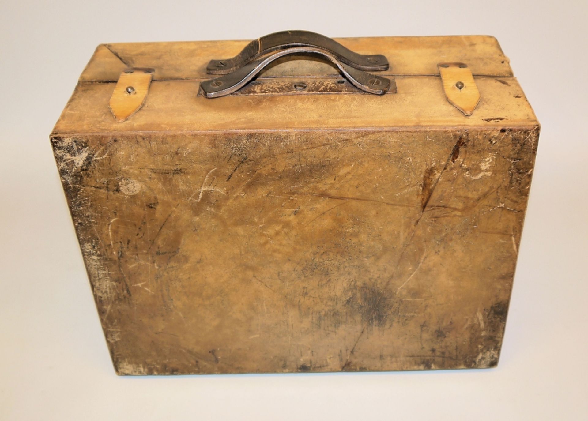 Wolfgang Bier, aufwendiger Objektkoffer mit Sensenhandschuh, div. einschraubbaren Eisenklingen, Hak - Bild 4 aus 4