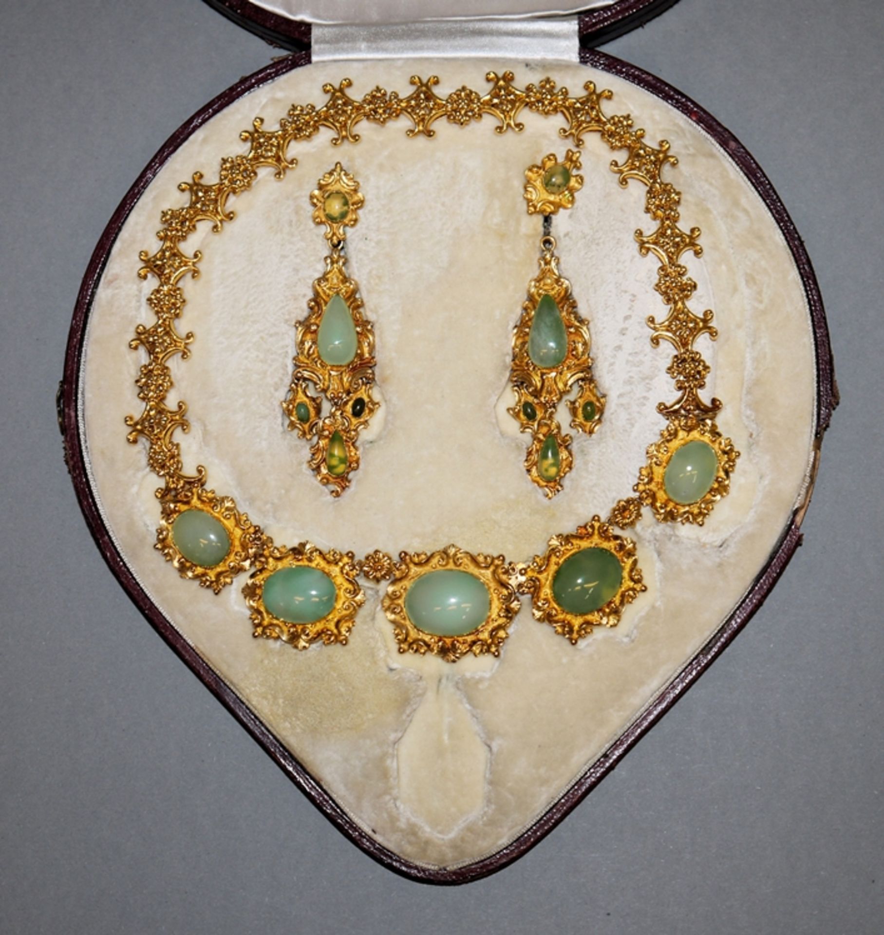 Schmuck-Set: Collier und Ohrhänger mit Jade, Gold, aus dem Nachlass der Schauspielerin Winnie Marku