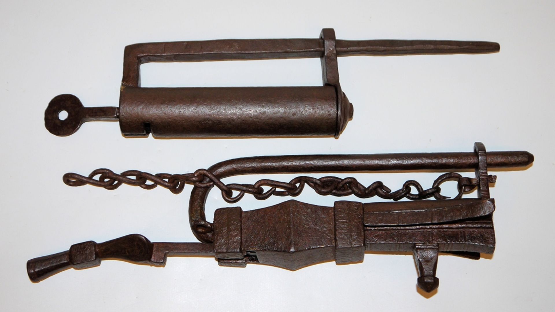 Zwei eiserne Vorhängeschlösser aus Tibet oder Nepal, 18./19. Jh.