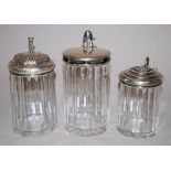 Drei Glaskrüge mit Silberdeckeln, 19. Jh. und 1905