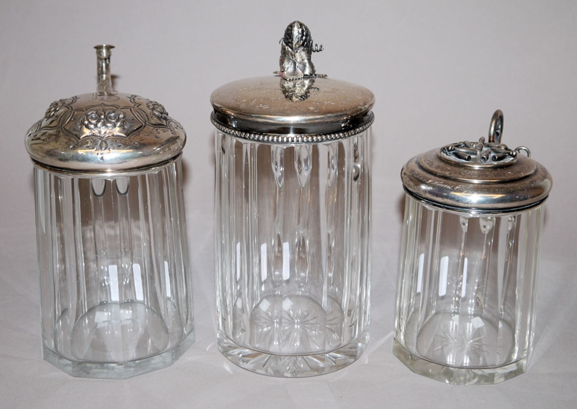 Drei Glaskrüge mit Silberdeckeln, 19. Jh. und 1905