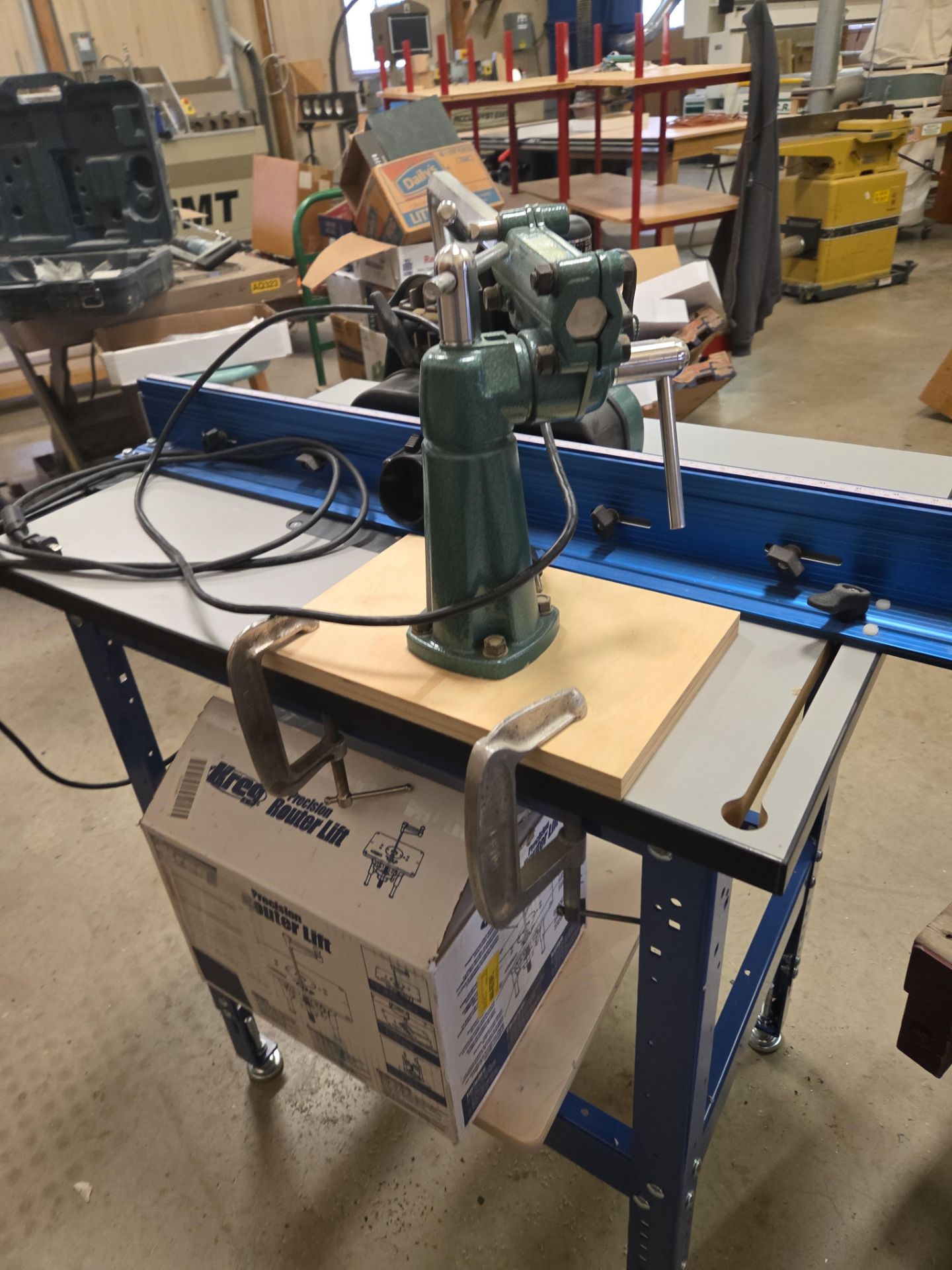 Kreg router table w/ Bosch 1617EVS route & Grizzley G4173 stock feeder